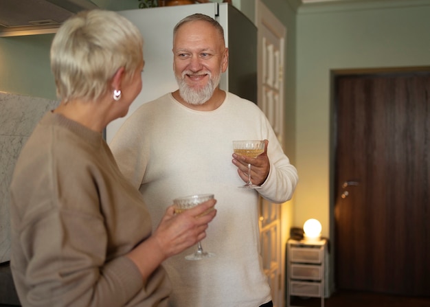 Foto gratuita senior pareja bailando en casa