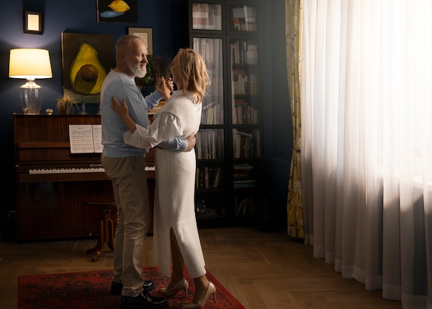 Senior pareja bailando en casa