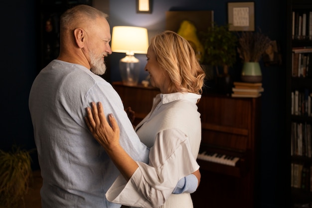 Foto gratuita senior pareja bailando en casa