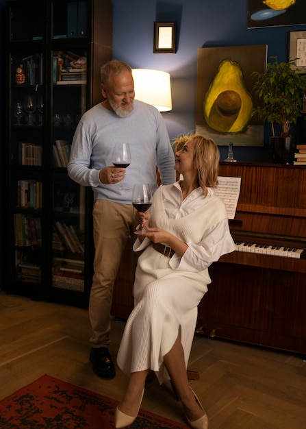 Senior pareja bailando en casa