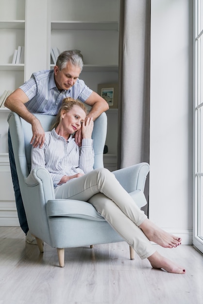 Senior pareja juntos en el amor en el interior