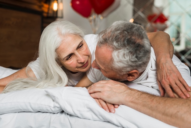 Foto gratuita senior pareja mirando el uno al otro