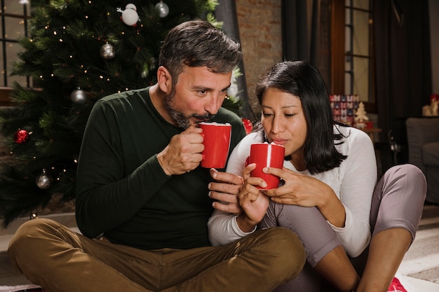 Senior pareja de Navidad bebiendo chocolate caliente