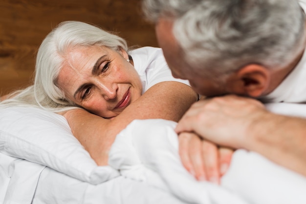 Foto gratuita senior pareja pasar el día de san valentín en casa