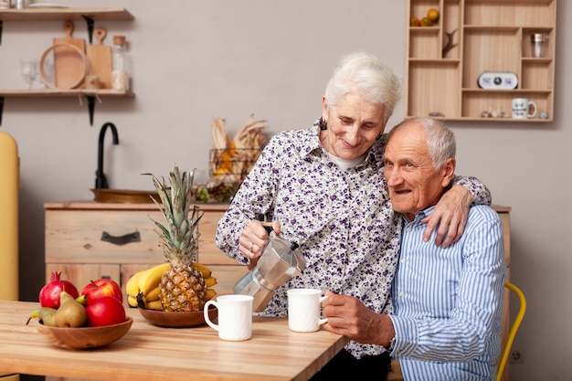 Senior pareja tomando un café en la cocina