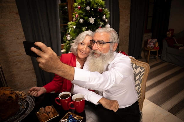 Foto gratuita senior pareja tomando una selfie juntos