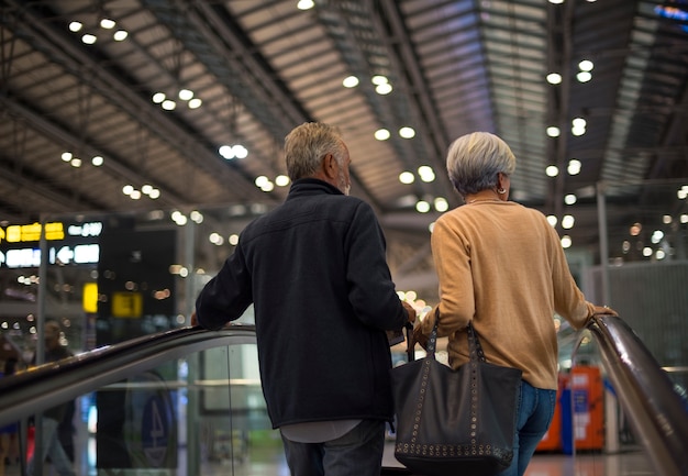 Foto gratuita senior pareja viajando por la ciudad