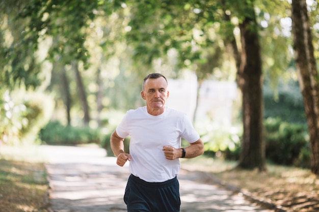 Senior runner training al aire libre