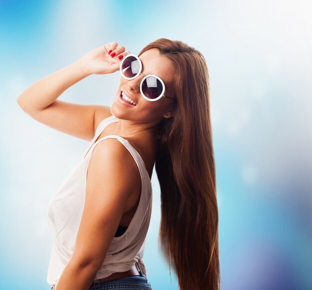 Señora bonita en gafas de sol sonriendo a la cámara