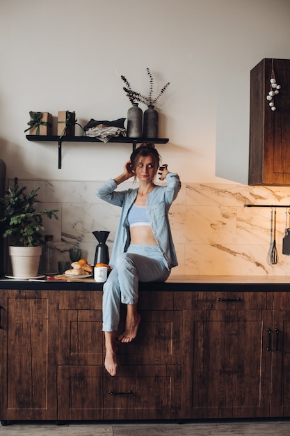 Foto gratuita señora bonita pasando su mañana descansando en la cocina