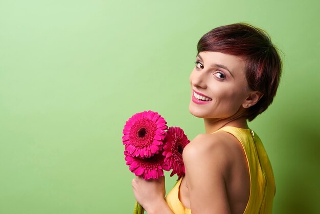 Señora bonita con ramo de flores