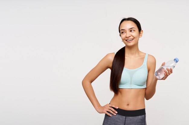 Señora deportiva, mujer bonita asiática con cabello largo oscuro. usar ropa y sostener una mano