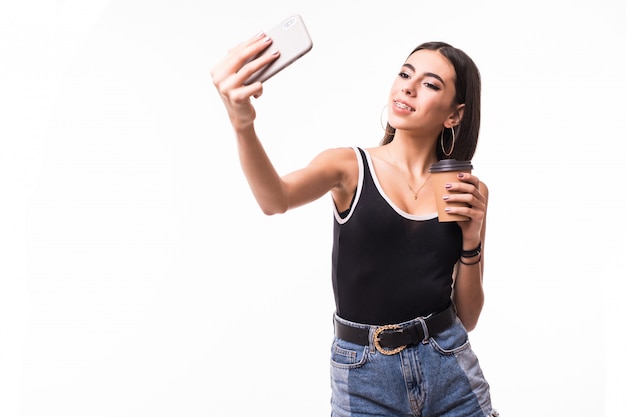 Señora divertida con cabello castaño hacer selfie en su teléfono aislado