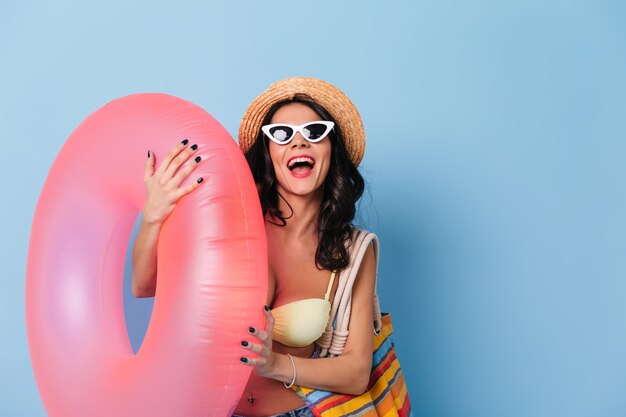 Señora emocionada en gafas de sol con círculo de natación