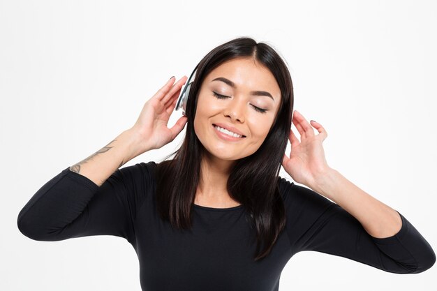 Señora escuchando música con auriculares