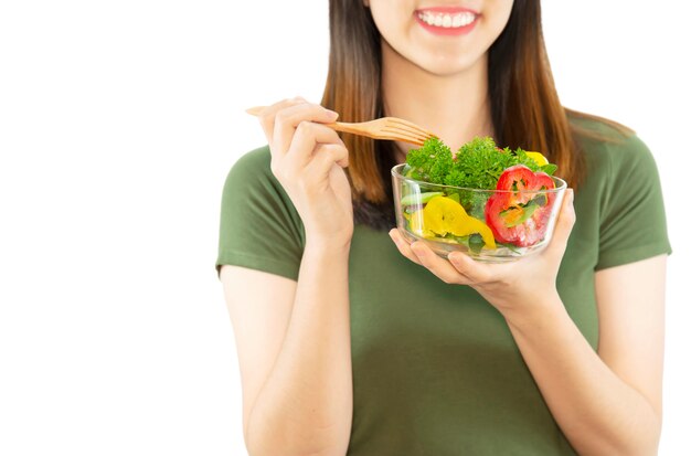 Señora feliz disfruta comiendo ensalada de verduras