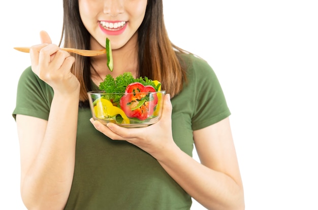 Señora feliz disfruta comiendo ensalada de verduras