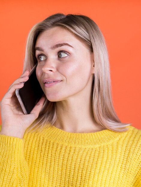 Foto gratuita señora feliz hablando por teléfono