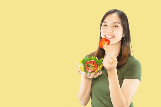 Señora feliz que sostiene cosas de la cocina sobre fondo del espacio de la copia