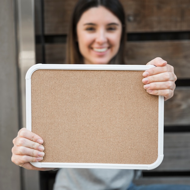 Señora feliz con tableta de madera