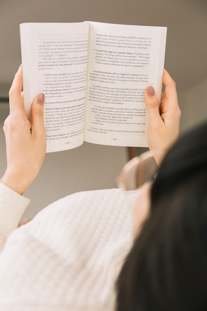 Señora irreconocible leyendo buen libro