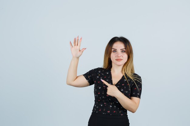 Foto gratuita señora joven rubia en vestido gesticulando aislado