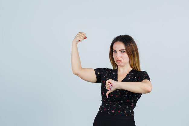 Foto gratuita señora joven rubia en vestido gesticulando aislado