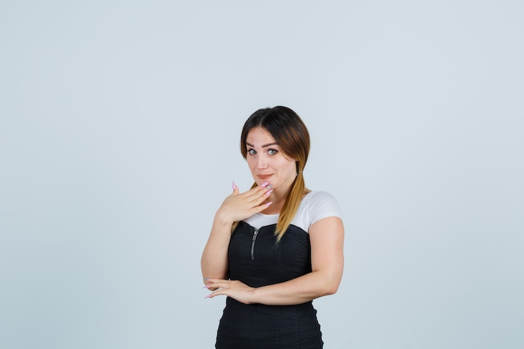 Foto gratuito señora joven rubia en vestido gesticulando aislado