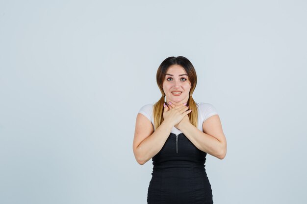 Señora joven rubia en vestido gesticulando aislado