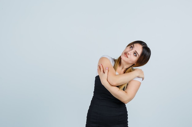 Foto gratuita señora joven rubia en vestido gesticulando aislado