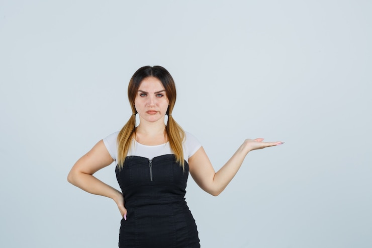 Foto gratuito señora joven rubia en vestido gesticulando aislado
