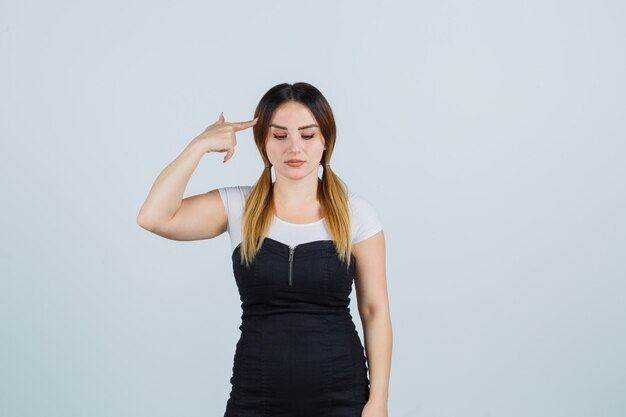 Señora joven rubia en vestido gesticulando aislado