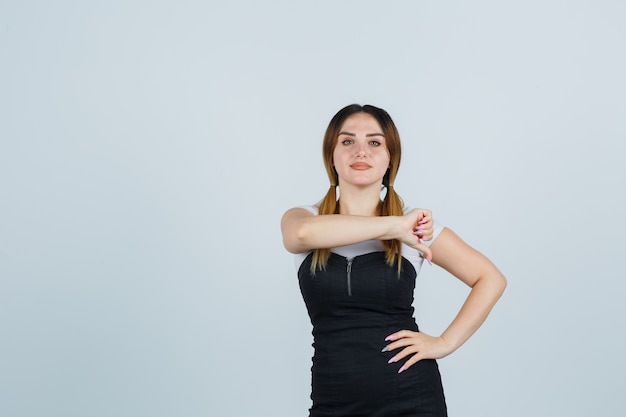 Foto gratuita señora joven rubia en vestido gesticulando aislado