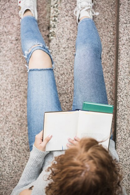 Señora leyendo un libro sobre los pasos