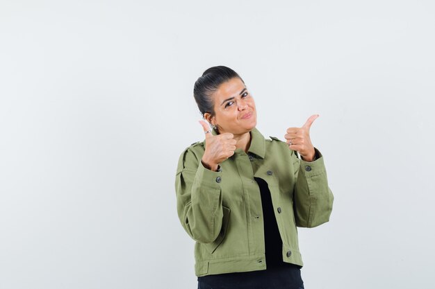 Señora mostrando doble pulgar hacia arriba en chaqueta