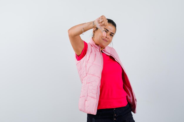 Foto gratuita señora mostrando el pulgar hacia abajo en camiseta, chaleco y mirando confiado