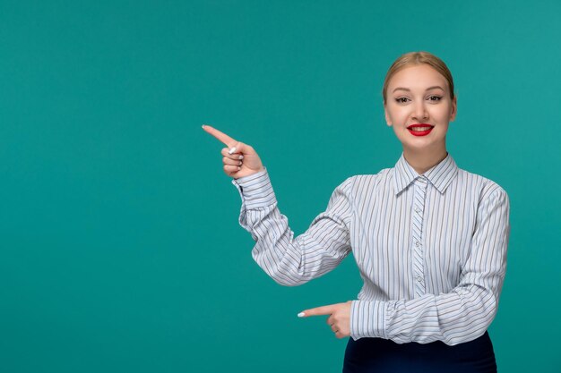 Señora de negocios bastante joven en traje de oficina feliz apuntando a la izquierda