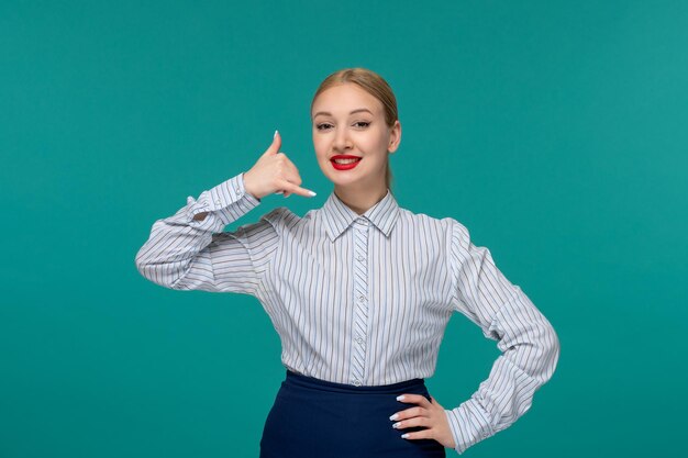 Señora de negocios linda chica en traje de oficina sonriendo y mostrando señal de llamada