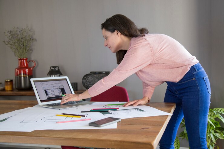 Foto gratuito señora ocupada elaborando el diseño para el apartamento