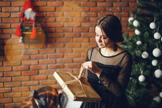 Señora con un regalo.