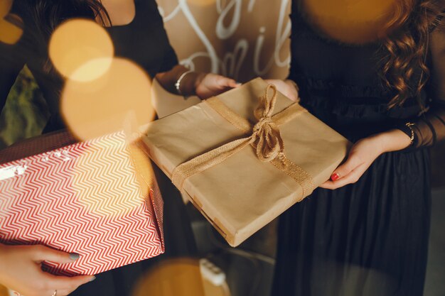 Señora con regalos.