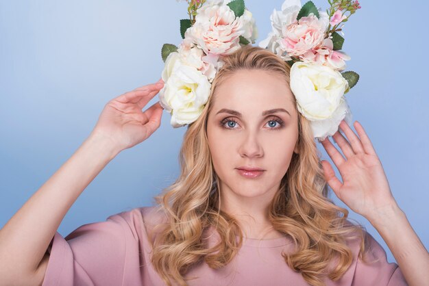 Señora seria con flores en la cabeza