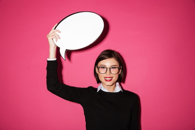 Foto gratuita señora sonriente feliz con discurso de burbuja