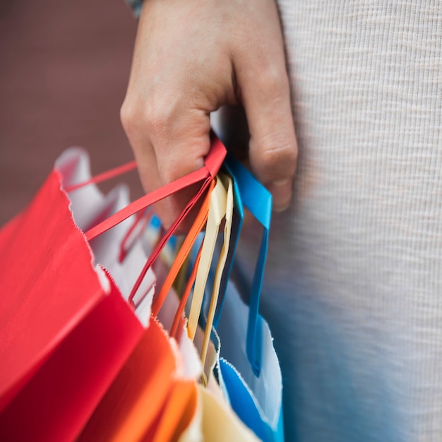 Señora sosteniendo diferentes paquetes de compras