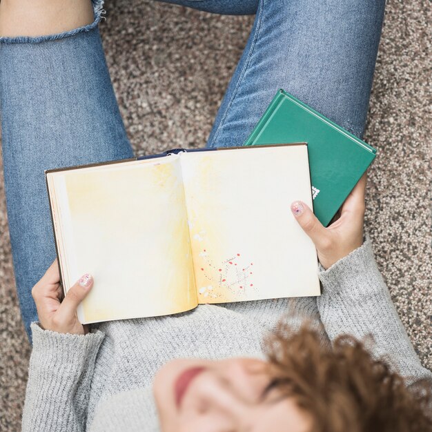 Señora sosteniendo libros en pasos