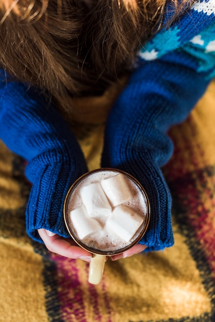 Foto gratuita señora sosteniendo la taza con bebida y malvaviscos