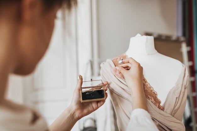 Señora trabajando como diseñadora de moda y creando un nuevo vestido.