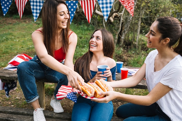 Foto gratuita señoras riendo en picnic