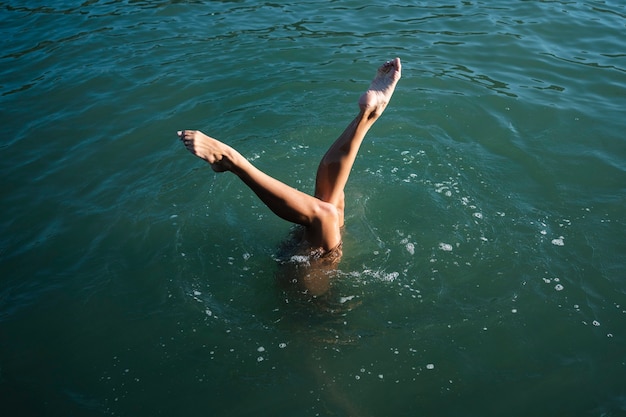 Señorita activa disfrutando de la natación