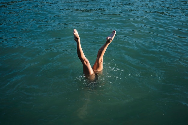 Señorita activa disfrutando de la natación